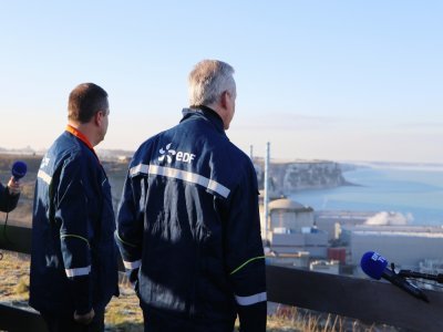 Depuis le Belvédère, le ministre a pu observer où les nouveaux réacteurs EPR seront construits.