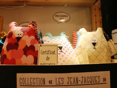 Les doudous Camicou chez Bolokal
Camille Tinivella ou Camicou crée ses propres doudous avec une touche d'humour. Le prix de ce doudou Jean-Jacques s'élève à 30 euros. D'autres modèles existent : Bernard Minou (28 euros) et Michel Sardoudou (25 euros). Ils sont vendus dans la boutique Bolokal à Rouen.