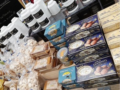 Un panier normand pour les fêtes
Offrez-vous un voyage culinaire en Normandie avec la maison Pinel et confectionnez votre propre panier sur mesure et sur commande en ligne ou en boutique à Rouen. Epices, foie gras, fromages ou produits de la mer 100 % normands sont à découvrir, jusqu'à 70 euros.