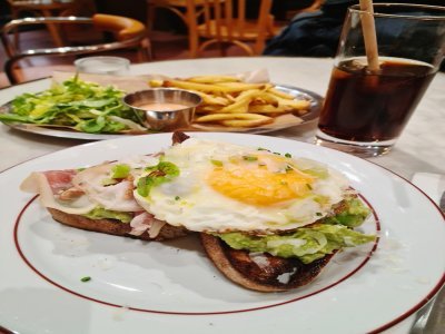 Toast au guacamole, jambon de Bayonne, œuf et parmesan