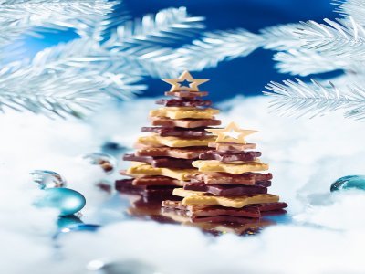 Des chocolats de Noël chez le Cacaotier.
Les chocolats du Cacaotier sont préparés en Normandie et vendu en boutique à Honfleur ou sur internet. Pour Noël, des sapins pralinés sont notamment proposés, en chocolat noir ou en mix, à sept étages pour les petits (14,90 €), 11 pour les plus gourmands (34 €). - Le Cacaotier