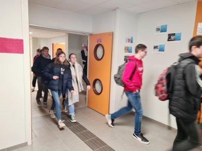 Après une sonnerie inhabituelle, les élèves sont évacués de leur salle de classe, direction une des deux zones de confinement mise en place.