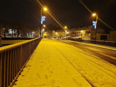 Une fine couche de neige recouvre les trottoirs.