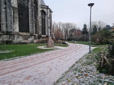 Près de l'abbatiale Saint-Ouen à Rouen, pas de quoi trébucher dans la neige !