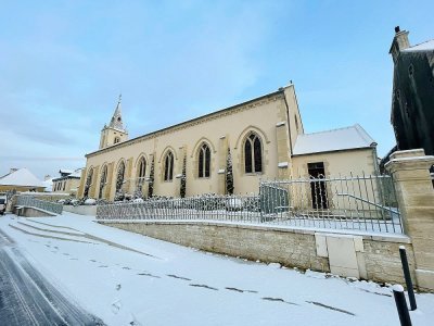 Une fine couche de neige sur les monuments religieux de Bayeux. - Lilian Fermin