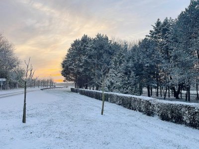Un duvet de neige dévoilé par le soleil levant de Bayeux. - Lilian Fermin