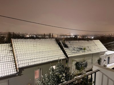 Une belle couche blanche sur les toits de Caen.