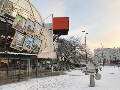 La neige était plus fine devant le Café des Images de Hérouville-Saint-Clair.