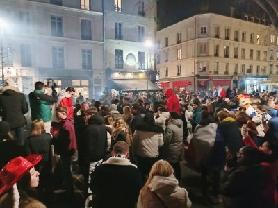 De nombreuses personnes se sont données rendez vous place du Vieux Marché à Rouen à l'issue de la rencontre France-Maroc, mercredi 14 décembre.