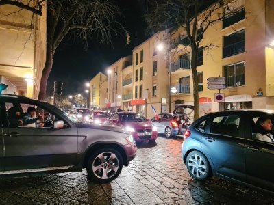 La rue Maréchal de Lattre de Tassigny à Alençon a vibré sous un concert de klaxon durant plus de deux heures.