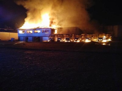 Les pompiers sont intervenus dans le dépôt de bus de la société Hangard pour un incendie sur plusieurs minibus.  - Sdis 76