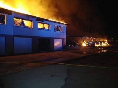 L'incendie sur un hangar d'un dépôt de bus à Yvetot n'a pas fait de blessé mais 7 minibus ont été totalement embrasés.  - Sdis 76