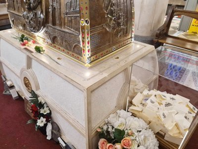 Le sanctuaire de Lisieux reçoit des milliers de lettres chaque année en l'honneur de sainte Thérèse.