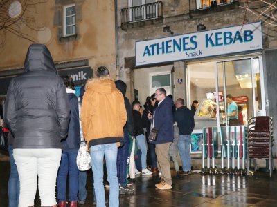 Les jours qui ont précédé la fermeture d'Athènes Kebab, d'importantes files d'attente se sont formées devant le commerce