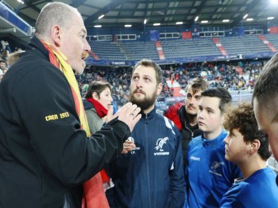 Le kop virois attentif aux conseils d'Olaf, le président du MNK, kop de supporters du Stade Malherbe.