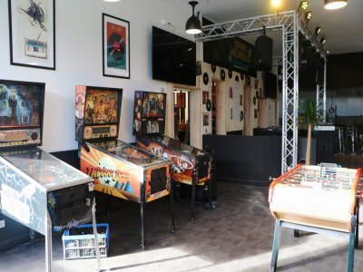 Des jeux d'arcade sont mis à disposition de la clientèle.