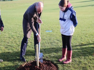 Theo Rycroft, ambassadeur adjoint en France du Royaume-Uni, a lui bien joué le jeu en plantant son arbre.