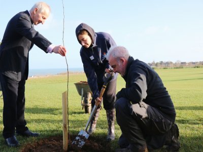 Lord Peter Ricketts était présent pour lui aussi planter son arbre devant le Mémorial britannique. 
