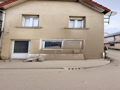 Une maison recouverte de sable. - Paule Cadel