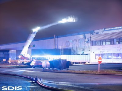 Les opérations des pompiers se sont intensifiées dans la nuit du lundi 16 janvier à Grand-Couronne. - Sdis 76