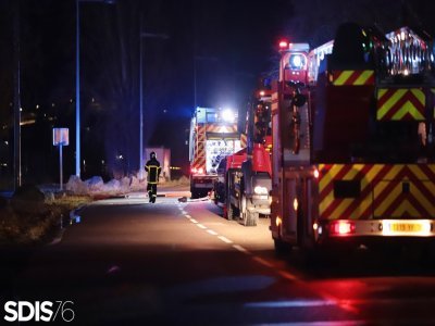 Les pompiers se sont mobilisés en nombre pour maîtriser les flammes lundi 16 janvier à Grand-Couronne. - Sdis 76
