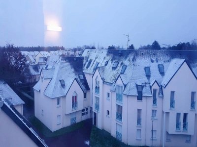 Les toits sont bien blancs sur la commune d'Ifs, dans l'agglomération caennaise.