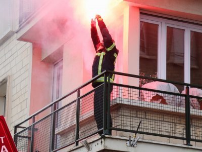 Un pompier gréviste est monté sur le balcon d'un appartement pour entamer une sorte de clapping avec les autres manifestants.