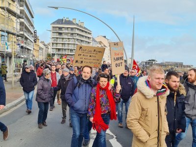 18 000 personnes dans les rues de Cherbourg selon les syndicats, 12 000 selon la police.