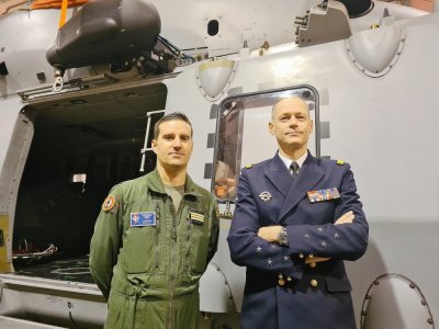 Damien Sabatier, un des pilotes, et Marc Véran, préfet maritime, devant l'hélicoptère NH90 Caïman de la Marine nationale mardi 31 janvier.