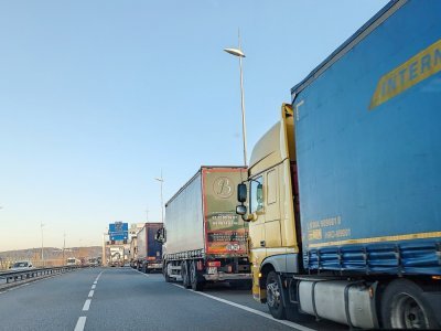 Sur l'A29, la sortie n° 5 a été fermée, conduisant les poids lourds à stationner sur le bas-côté.