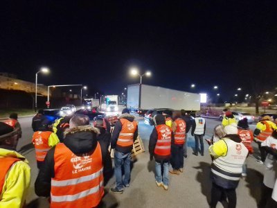 Faire faire demi-tour aux camions, c'était l'objectif des manifestants.