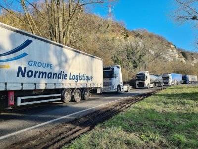 Aux abords de l'A131, les poids lourds souhaitant accéder à la zone industrielle étaient bloqués.