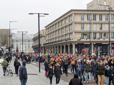 La manifestation contre la réforme des retraites organisée par les syndicats a attiré encore
beaucoup de monde au Havre, samedi 11 février.