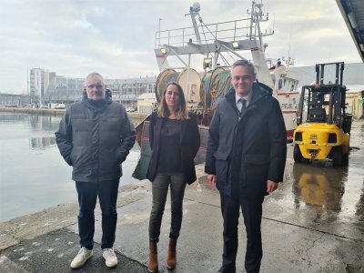 Yannick Millet, des ports de commerce et de pêche de Cherbourg, Séverine Jean, directrice d'exploitation de la criée, et David Margueritte, président.