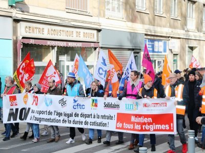 À Rouen, les syndicats affichent toujours un front uni derrière la banderole de l'intersyndicale.