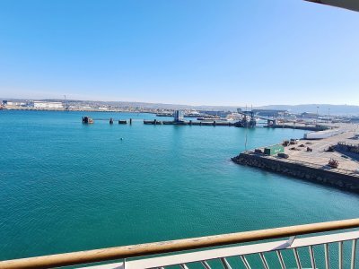 Une vue sur le port de commerce de Cherbourg depuis le ferry.