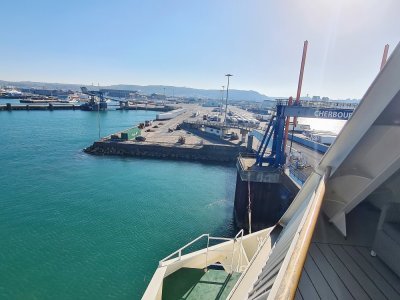 Une vue depuis le ferry sur la zone d'embarquement.