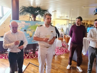 Félix Rothe, capitaine du navire, accueille les élus de Cherbourg-en-Cotentin et les médias à l'intérieur du paquebot.