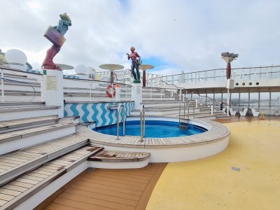 Une piscine à l'intérieur du paquebot AIDAmar.