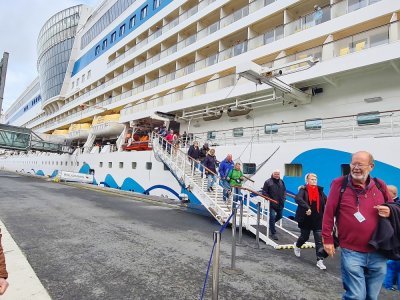 Les passagers à la descente du bateau.