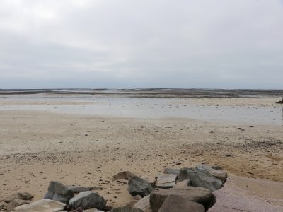 La mer se retire loin plage du Passous à Agon-Coutainville, pendant les grandes marées.