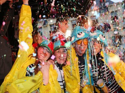 Sur le podium, les carnavaliers sont fatigués mais heureux.