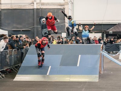 Des courses de roller skatecross se sont déroulées dans le salon des sports urbains. - Valentin Charlot