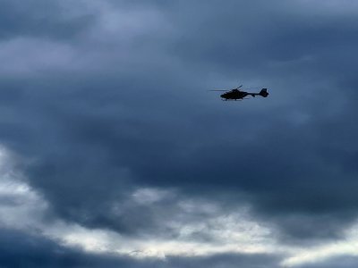 L'hélicoptère de la gendarmerie nationale survole les côtes de la Manche au niveau du phare de Gatteville.