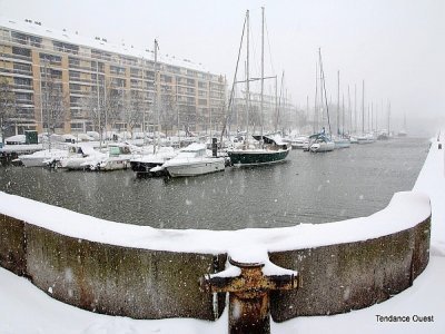 Le bassin Saint-Pierre sous la neige à Caen le 12 mars 2013.