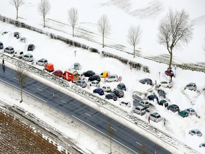 Sur la route de la Délivrande, des dizaines de voitures se sont retrouvées piégées par la neige. - SDIS14