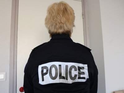 Magalie est policière à la Sûreté départementale à Rouen. Pour garantir sa sécurité, la photo a été prise de dos.