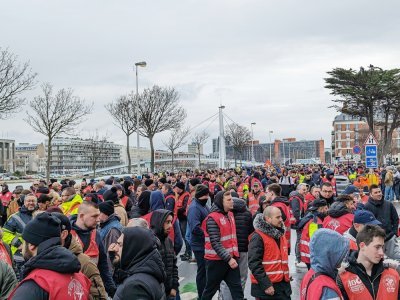 Les syndicats se sont réunis en masse au Havre pour la sixième journée de mobilisation contre la réforme des retraites, mardi 7 mars. 