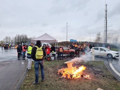 Une petite centaine de personnes bloquaient le rond-point Total au lever du jour.