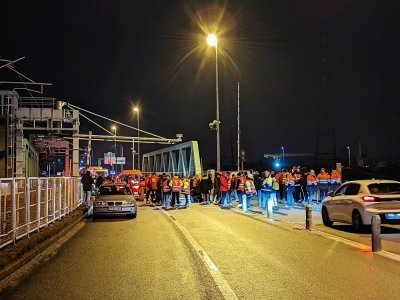 Sur le pont VII Bis, en aval du carrefour de la Brèque, des salariés de Chevron et Alkion notamment.